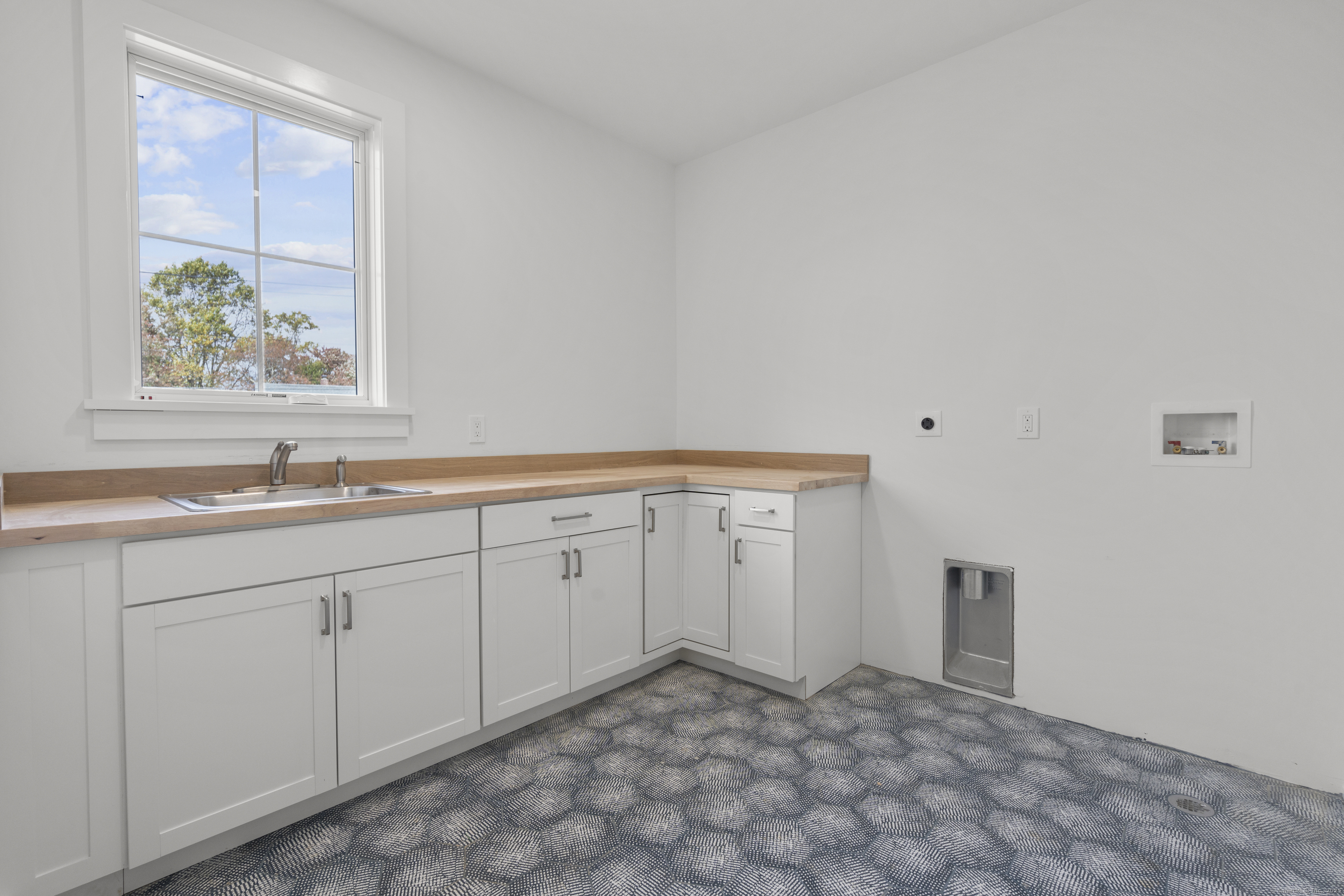 706 Judd Street Fairfield, CT 06824 - Photo 27 of 40 a spacious bathroom with 2 sink mirror and a bathtub