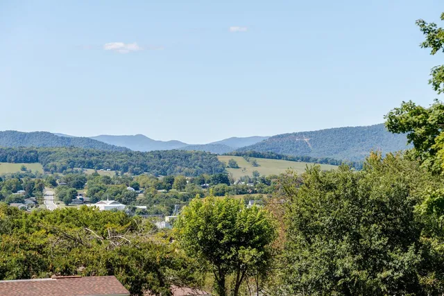 $475,000 | 527 Crestover Drive, Broadway, VA 22815