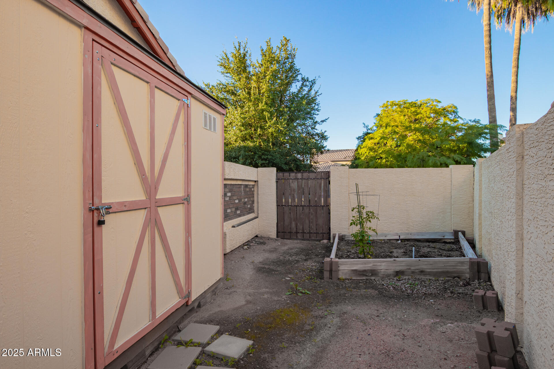 6231 West Grandview Road Glendale, AZ 85306 - Photo 28 of 35 a view of a backyard