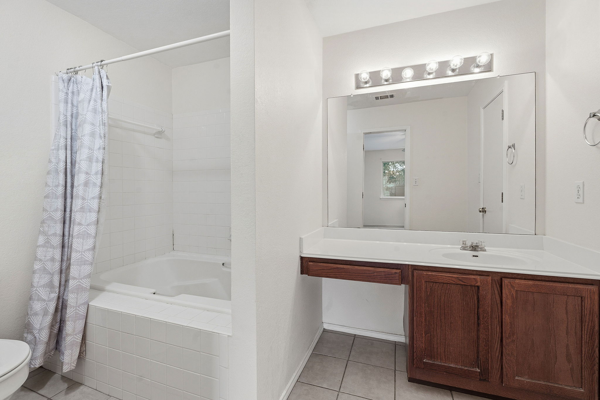 116 Blue Ridge Trail Elgin, TX 78621 - Photo 20 of 28 a bathroom with a bathtub a sink a toilet and a mirror