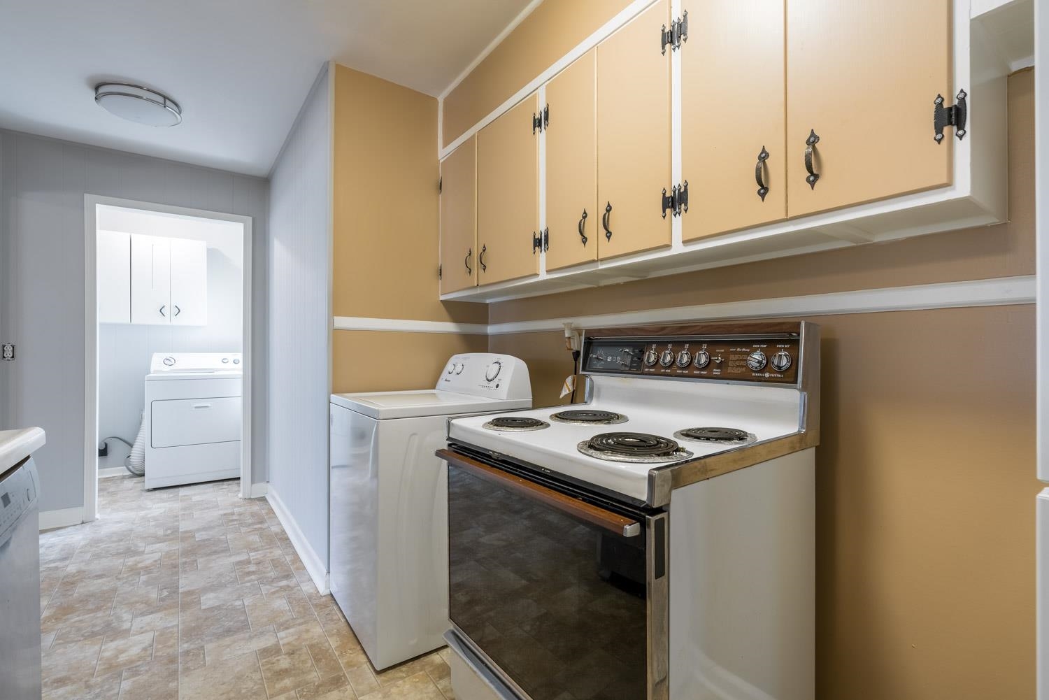 4500 Helene Road Memphis, TN 38117 - Photo 12 of 25 a utility room with dryer and washer