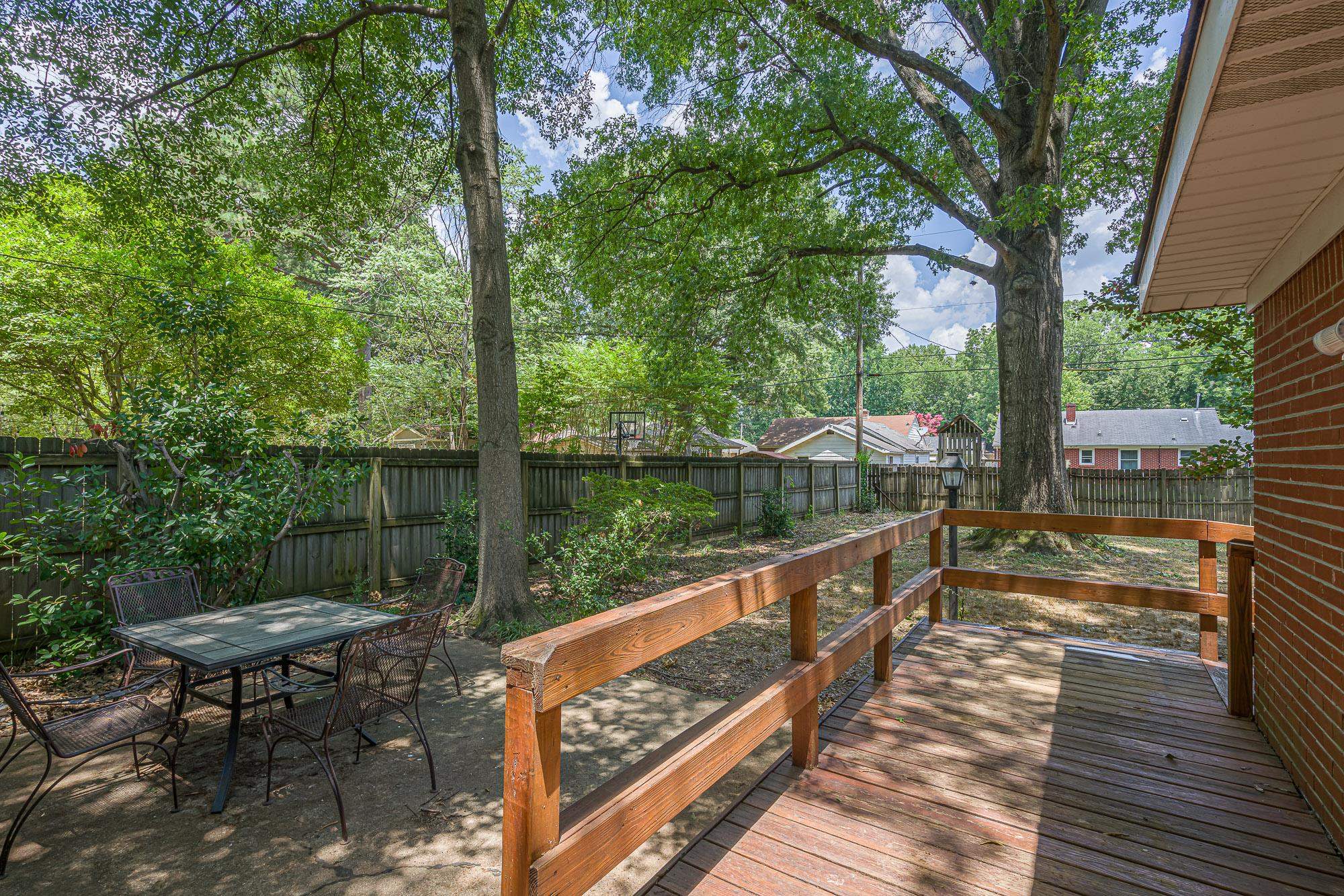 4500 Helene Road Memphis, TN 38117 - Photo 24 of 25 a view of a balcony with chairs