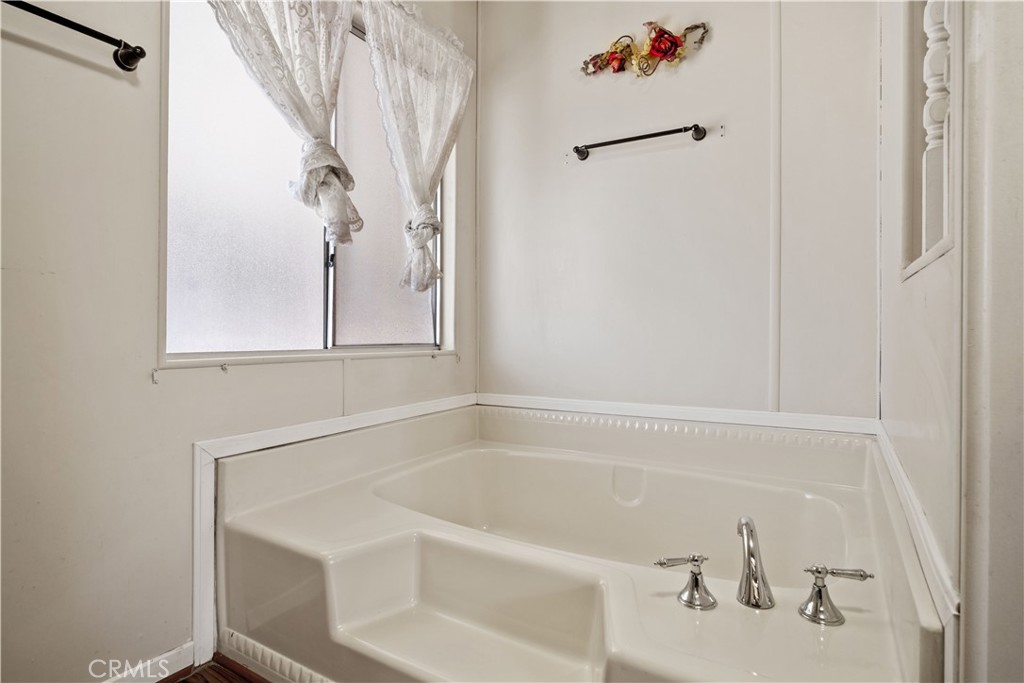 13393 Mariposa Road, Unit 169 Victorville, CA 92395 - Photo 26 of 36 a bathroom with a bathtub