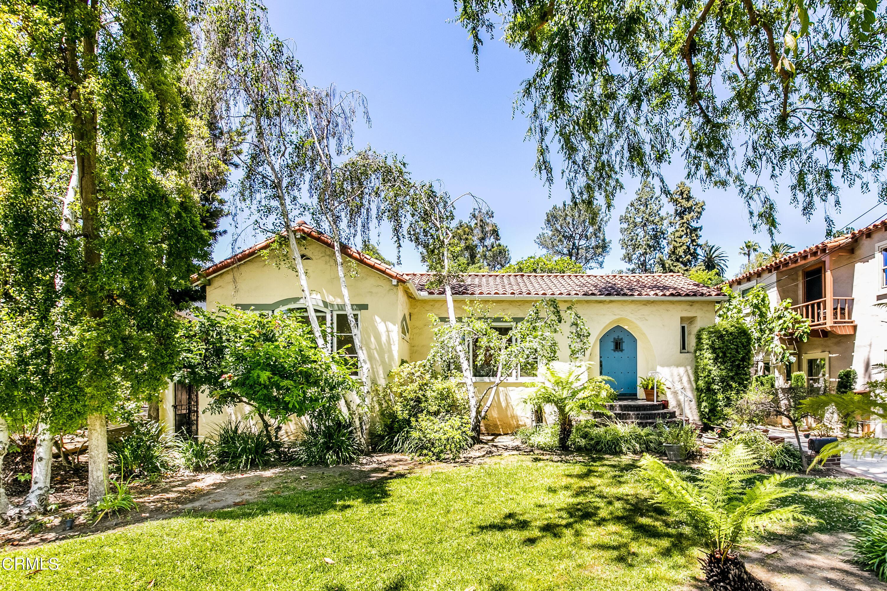 a view of a house with a yard