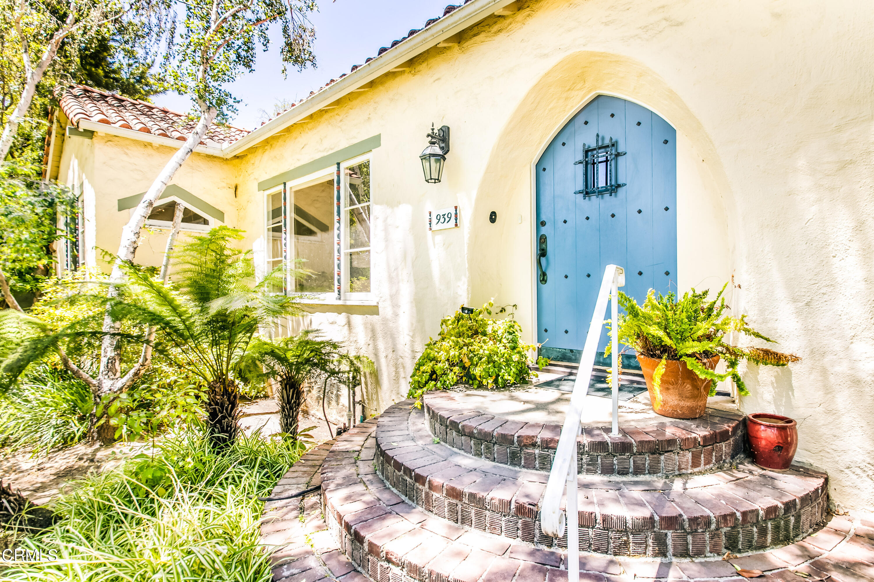 939 Old Mill Road Pasadena, CA 91108 - Photo 2 of 41 a vase of flowers sitting on a table