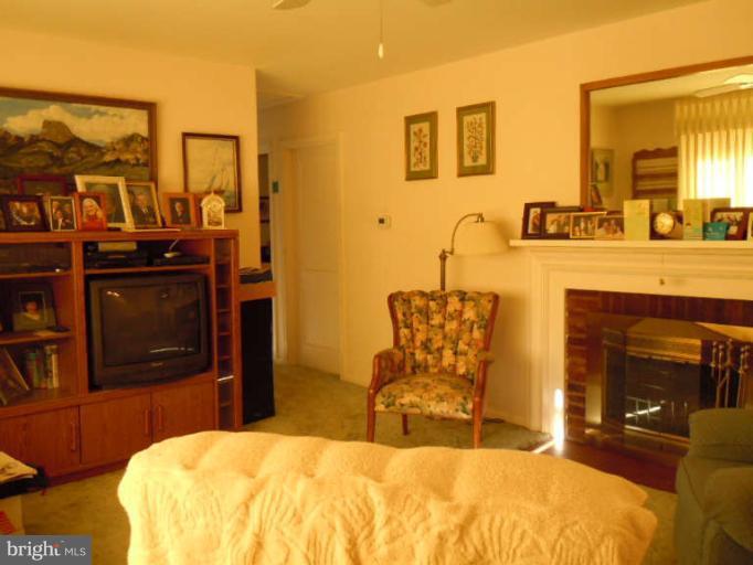 1910 Jamestown Road Alexandria, VA 22308 - Photo 3 of 22 Living Room