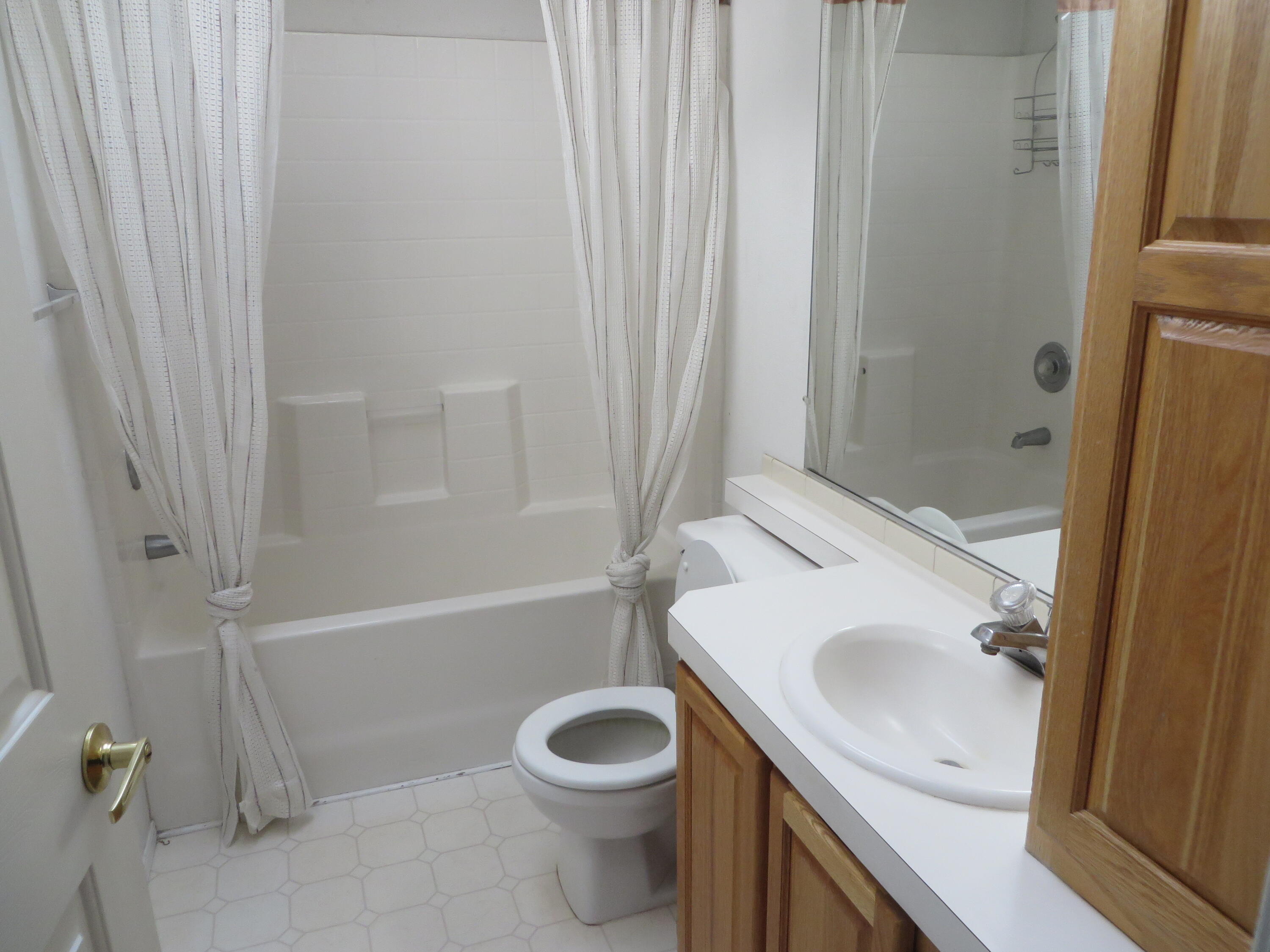 40020 9 Mile Road Chiloquin, OR 97624 - Photo 10 of 54 Guest bathroom with tub/shower combo