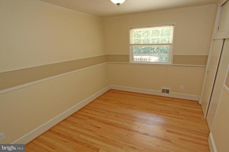 5646 Inverchapel Road Springfield, VA 22151 - Photo 22 of 30 Chair Moulding & Crown Moulding