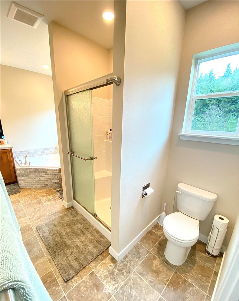 22004 Lee Road Southwest Centralia, WA 98531 - Photo 18 of 26 a bathroom with a toilet and a shower