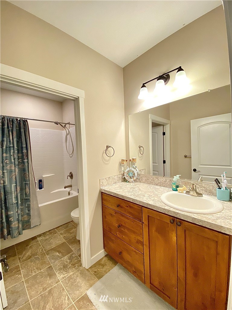 22004 Lee Road Southwest Centralia, WA 98531 - Photo 10 of 26 a spacious bathroom with a tub sink and mirror