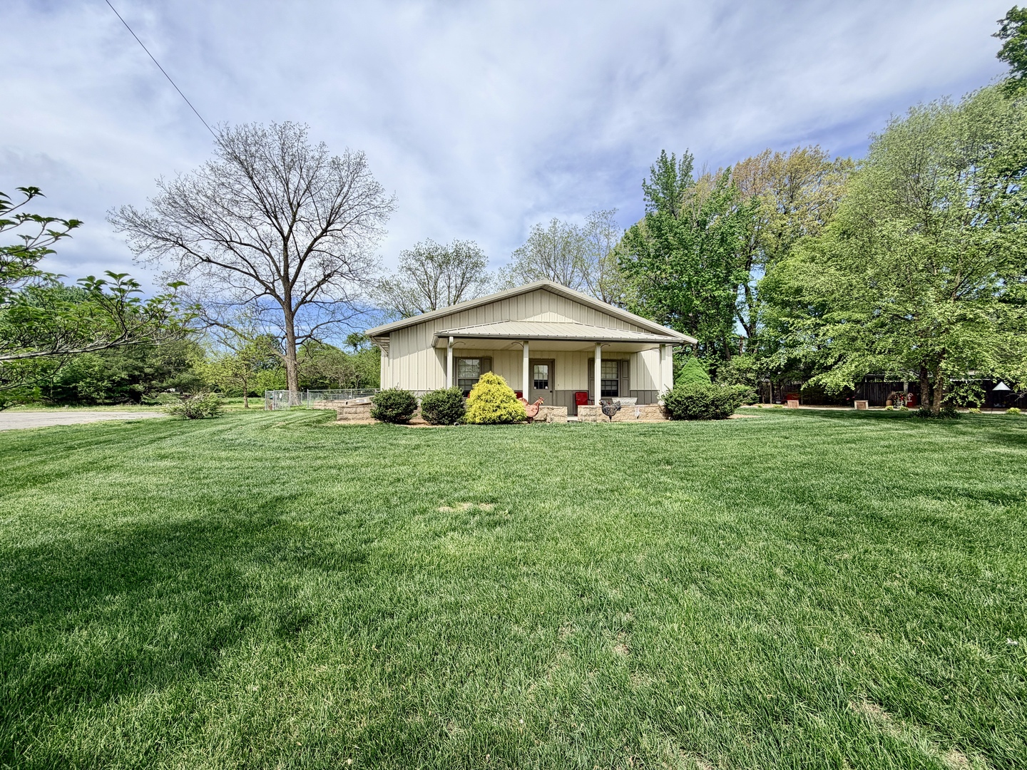 2123 North Avenue Metropolis, IL 62960 - Photo 1 of 49 a front view of a house with yard and green space