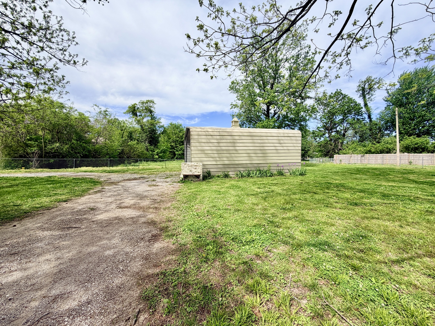 2123 North Avenue Metropolis, IL 62960 - Photo 13 of 49 a view of a house with a big yard