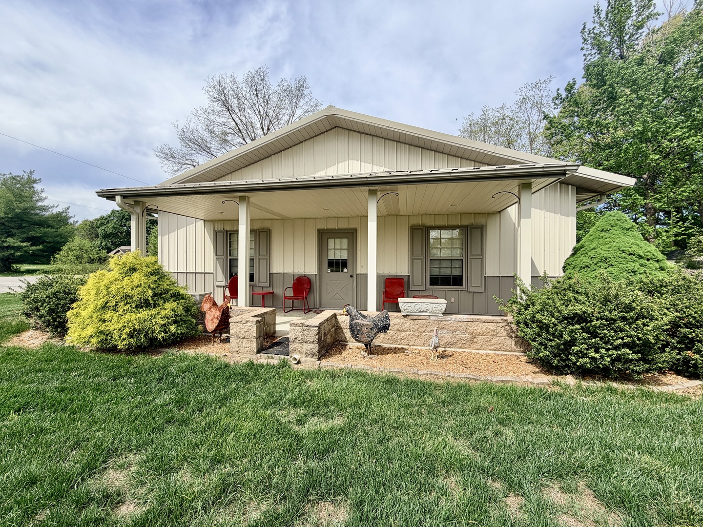 2123 North Avenue Metropolis, IL 62960 - Photo 2 of 49 a view of a house with backyard sitting area and garden