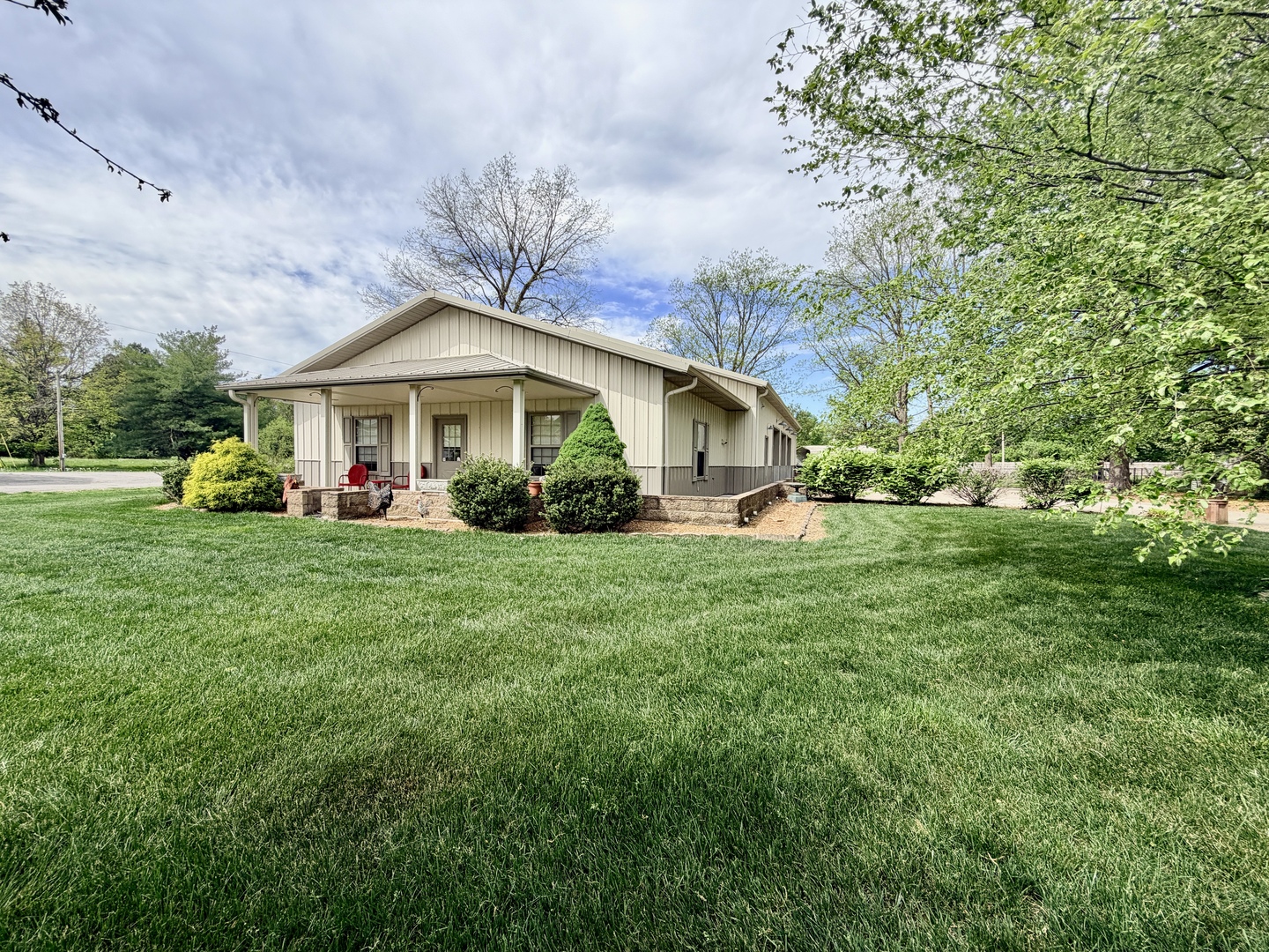 2123 North Avenue Metropolis, IL 62960 - Photo 3 of 49 a front view of house with garden