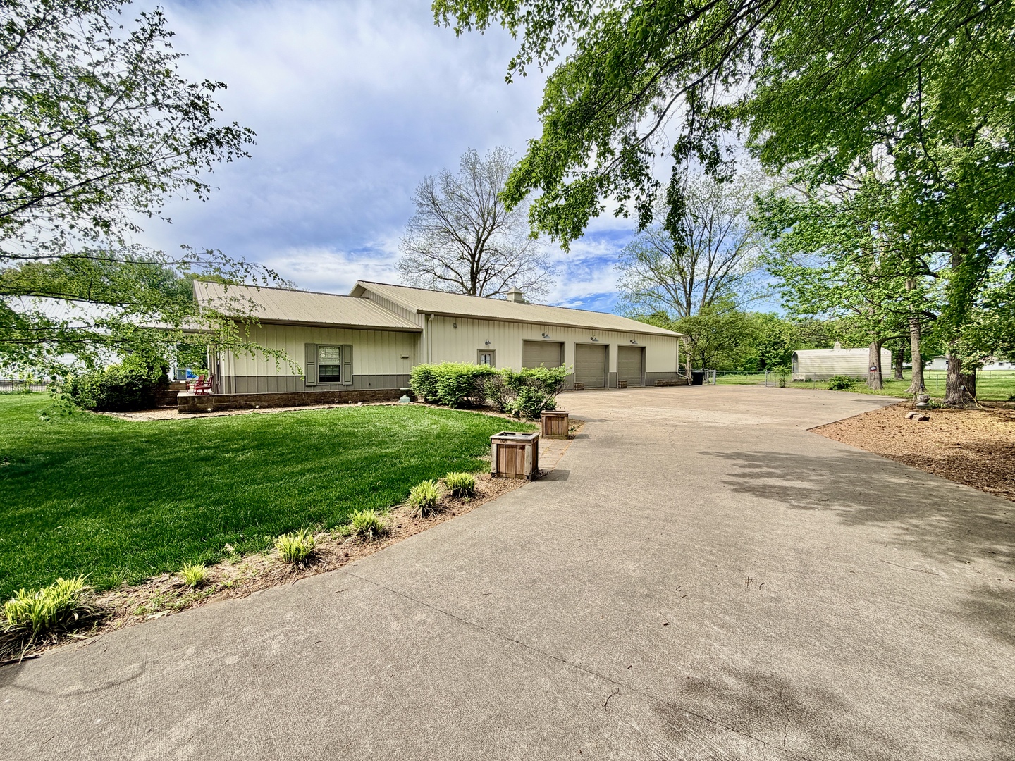 2123 North Avenue Metropolis, IL 62960 - Photo 4 of 49 a front view of a house with a yard and green space