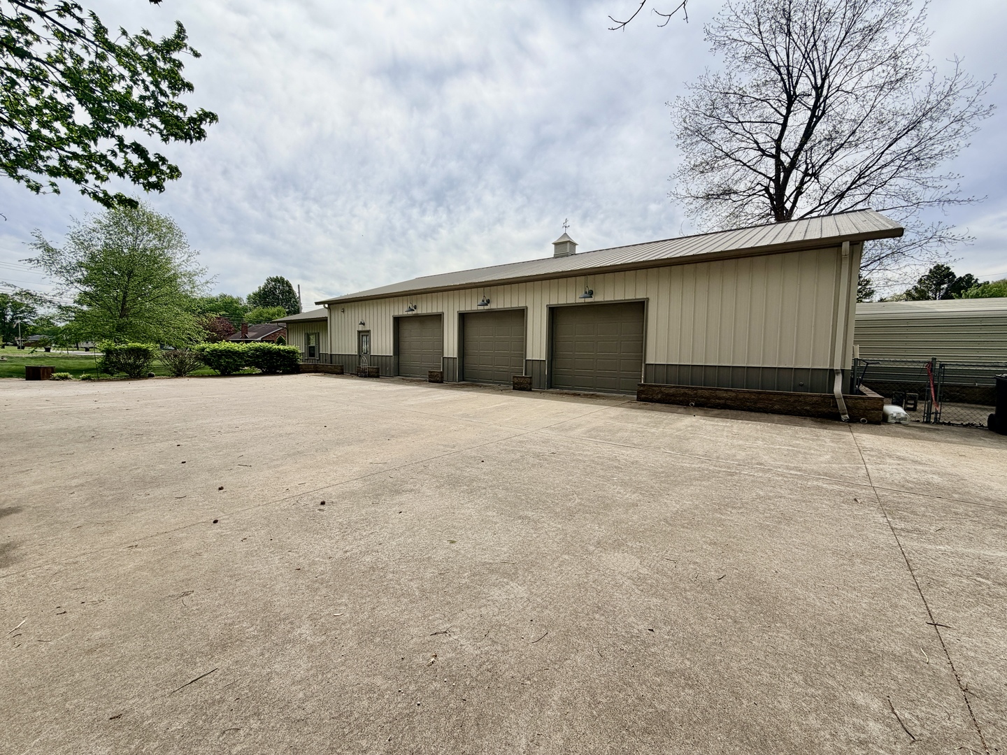 2123 North Avenue Metropolis, IL 62960 - Photo 5 of 49 a backyard of a house