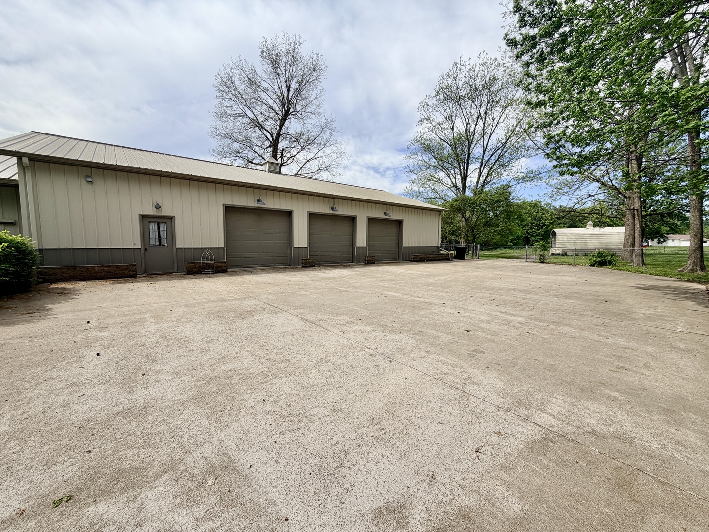 2123 North Avenue Metropolis, IL 62960 - Photo 6 of 49 a house that has a tree in front of it