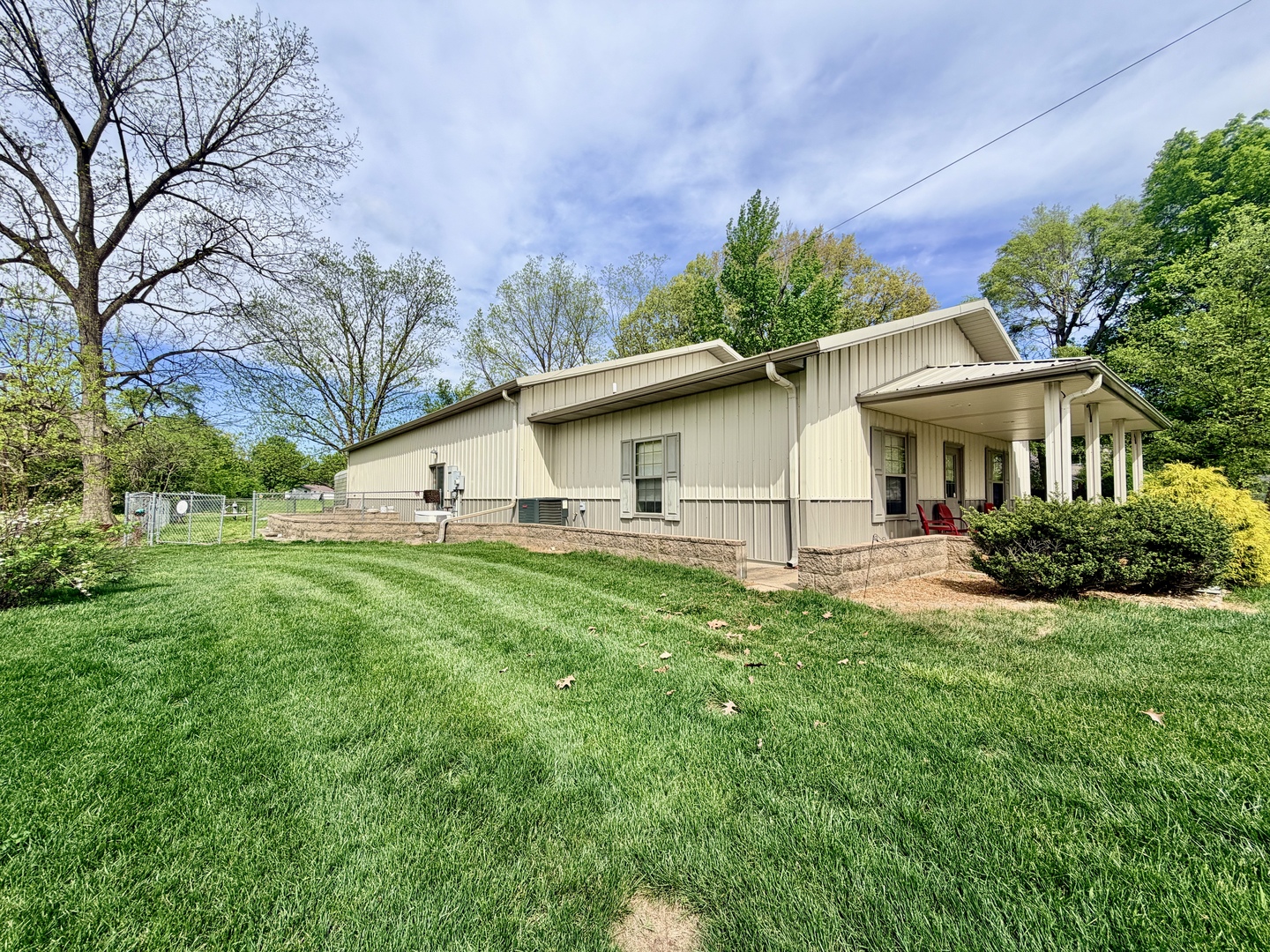 2123 North Avenue Metropolis, IL 62960 - Photo 7 of 49 a front view of house with yard and green space