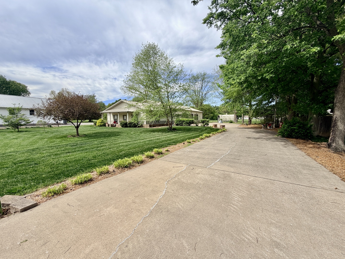2123 North Avenue Metropolis, IL 62960 - Photo 8 of 49 a view of a park with large trees
