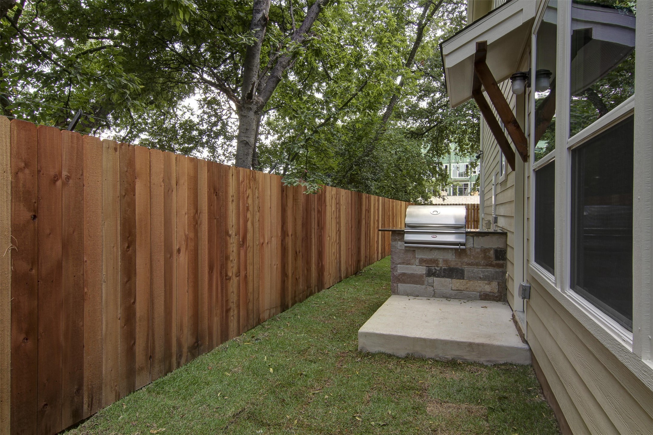 923 East 37th Street Austin, TX 78705 - Photo 33 of 36 a backyard of a house with table and chairs