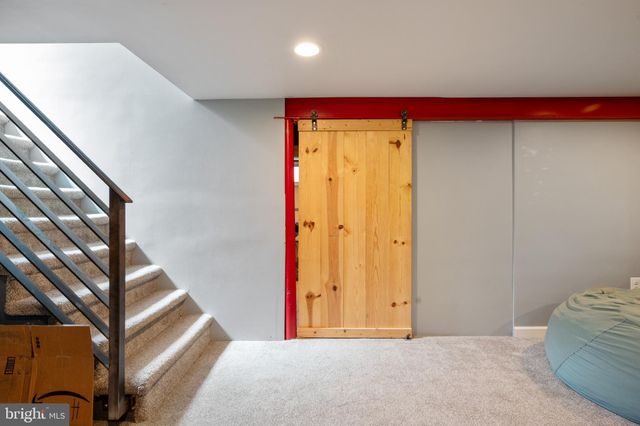 a view of livingroom with furniture