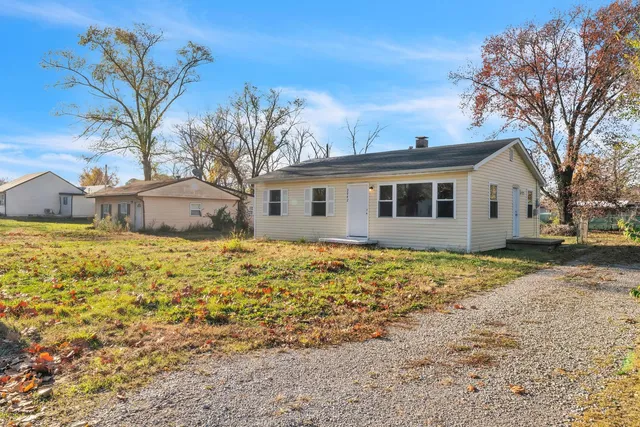 a view of a house with a yard