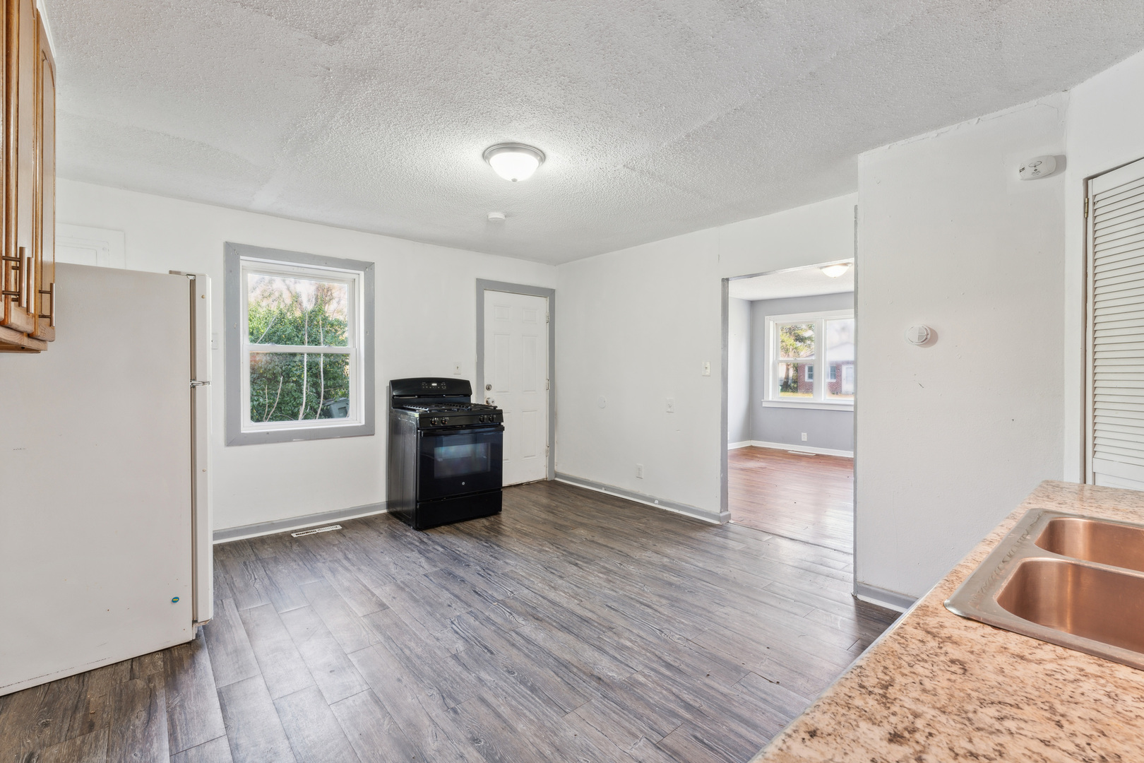 2042 Sandy Ridge Road Cahokia, IL 62206 - Photo 8 of 21 a living room with furniture and a window