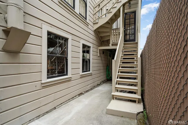 a view of entryway with a front door