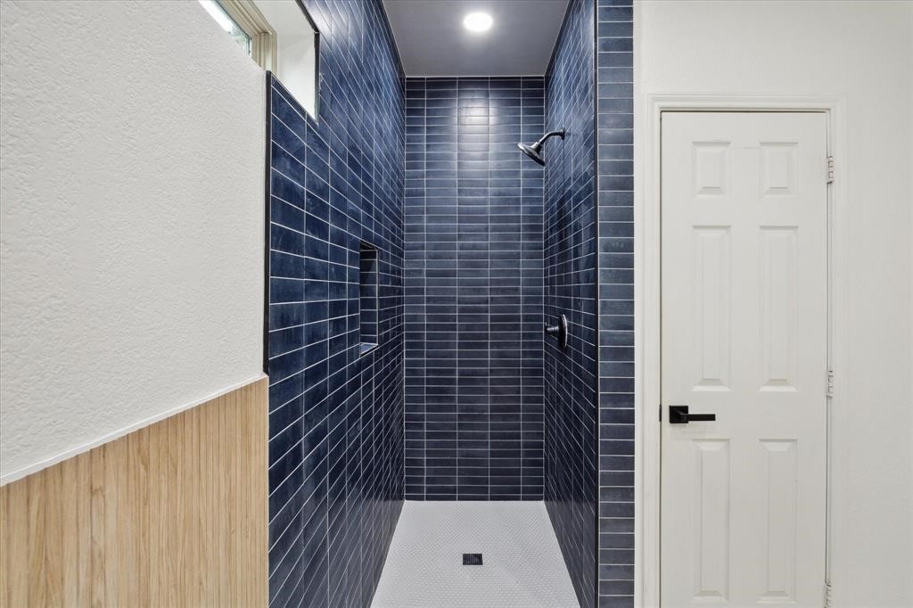 2732 Rogliano Lane League City, TX 77573 - Photo 9 of 30 Primary Bathroom