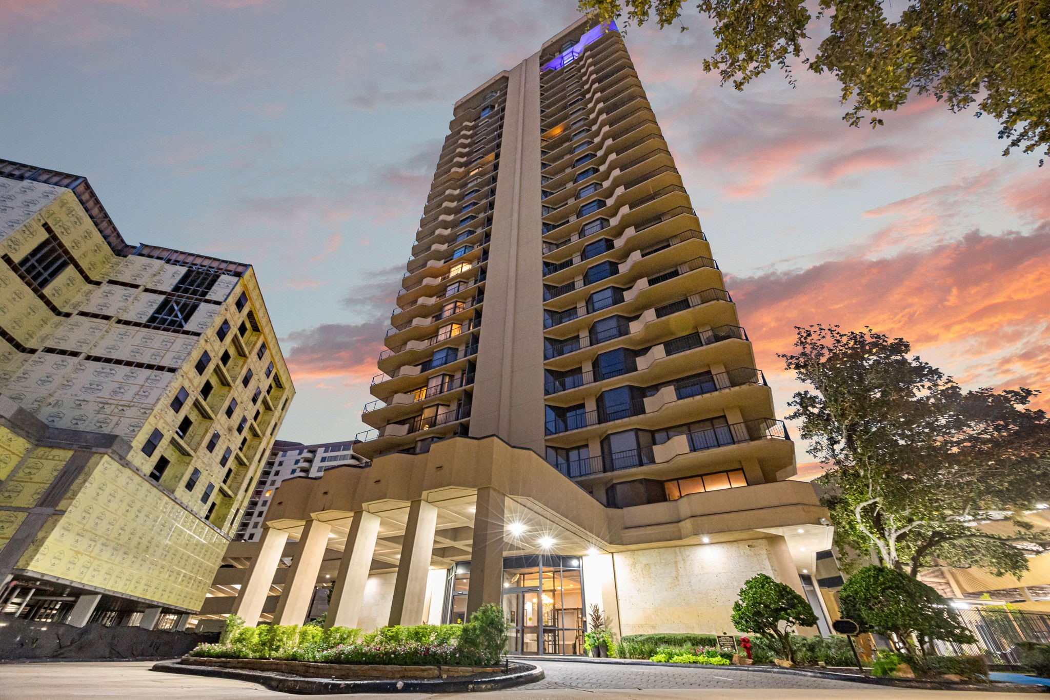 3350 McCue Road, Unit 2302 Houston, TX 77056 - Photo 2 of 35 Full service highrise with 24/7 concierge and valet parking. Be sure to check out all of the amenities!