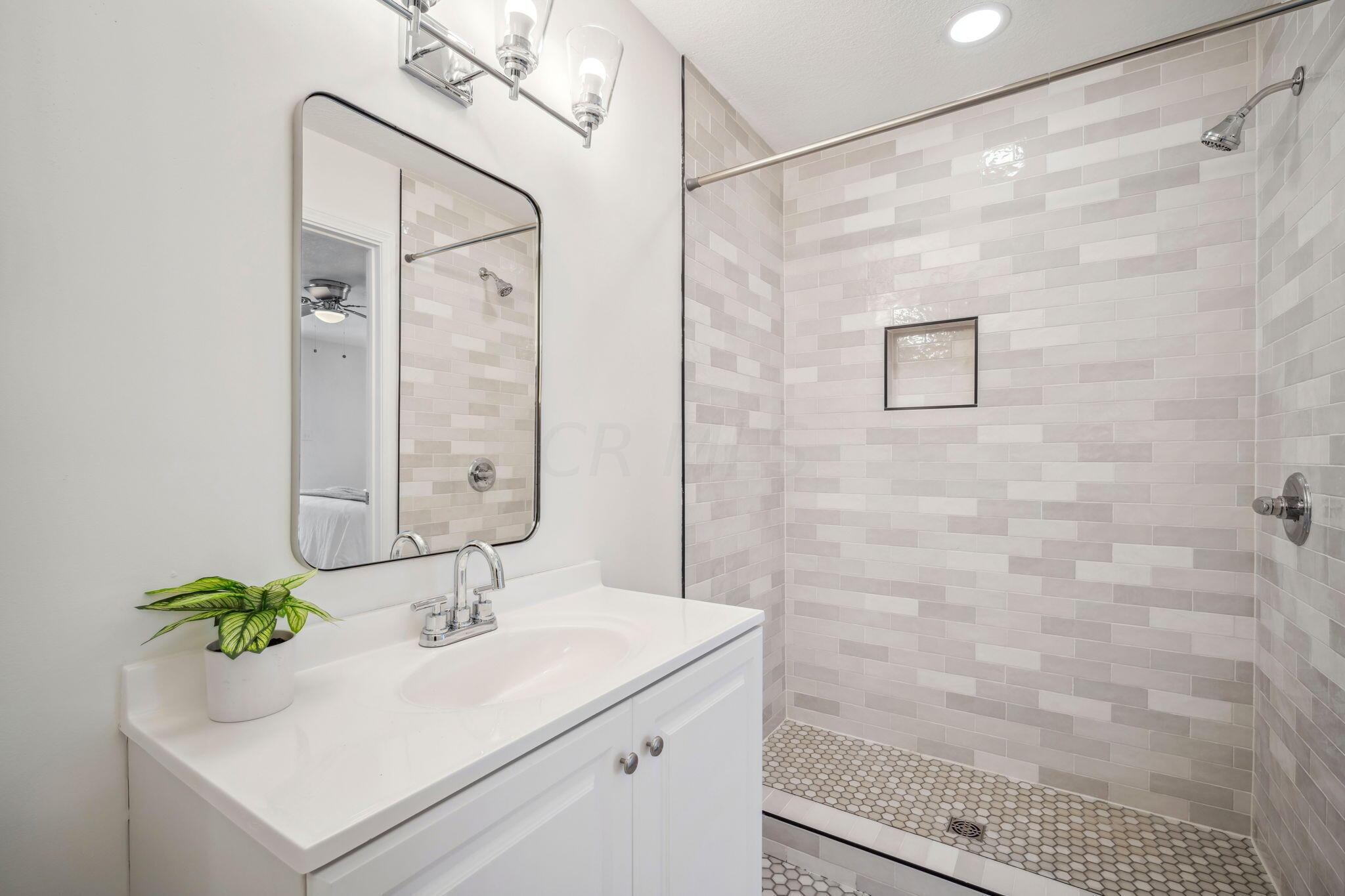 12420 Techniglas Road Newark, OH 43055 - Photo 24 of 72 Primary Full Bathroom