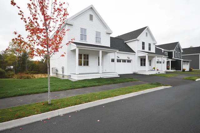 $750,000 | 14 Holbrook Farms Way, Unit 1, Scarborough, ME 04074