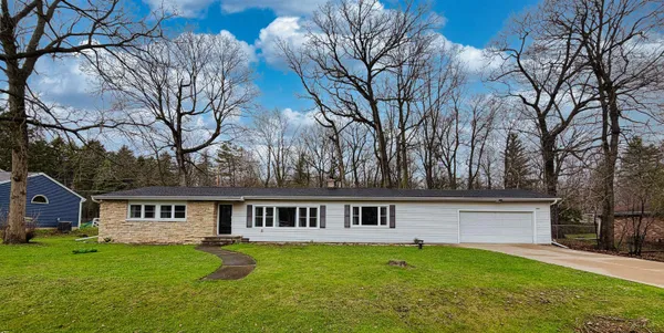 $324,900 | 2623 Oakcrest Drive, Neenah, WI 54956