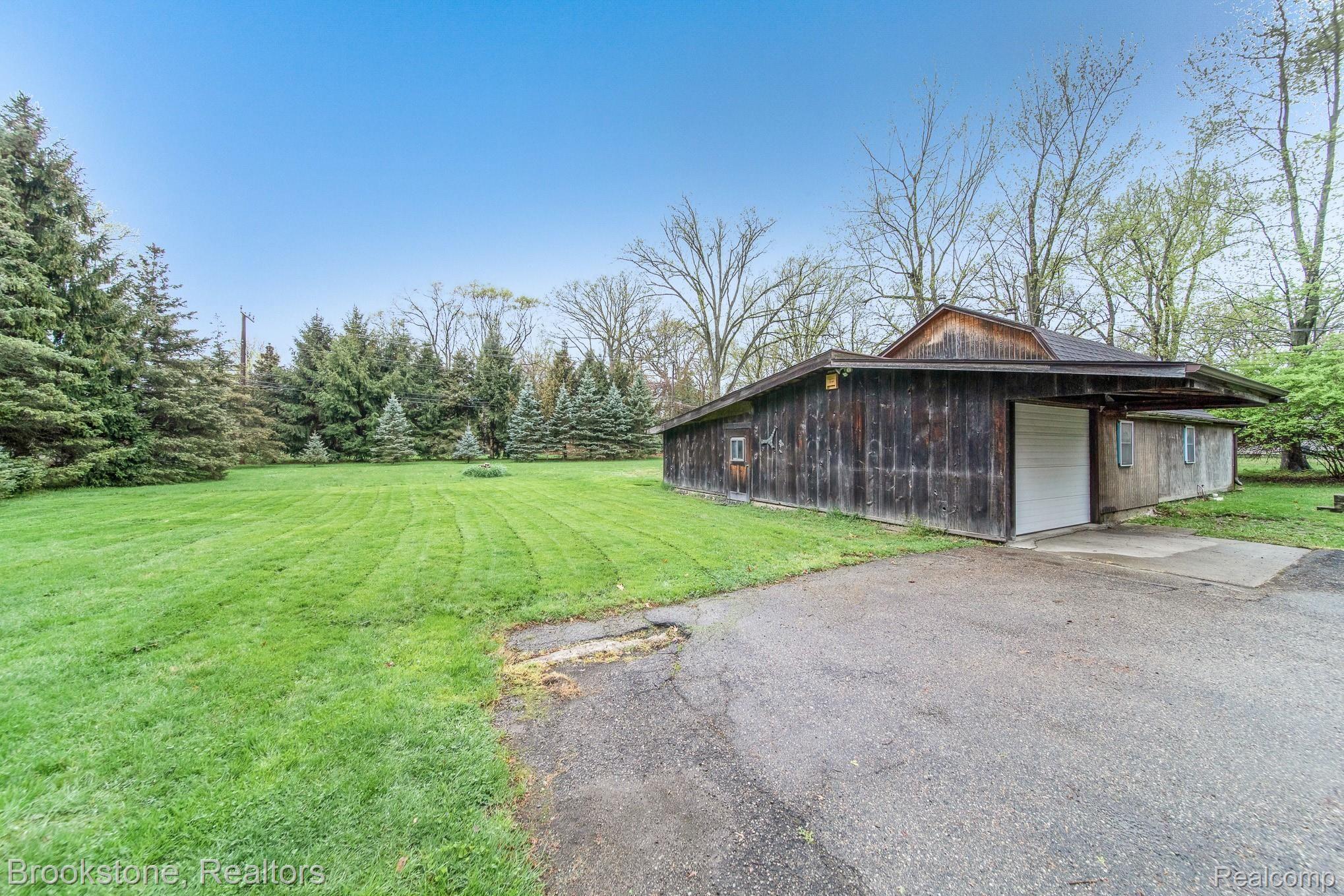 890 Bloomer Road Rochester, MI 48307 - Photo 31 of 34 890 Bloomer_57.jpg