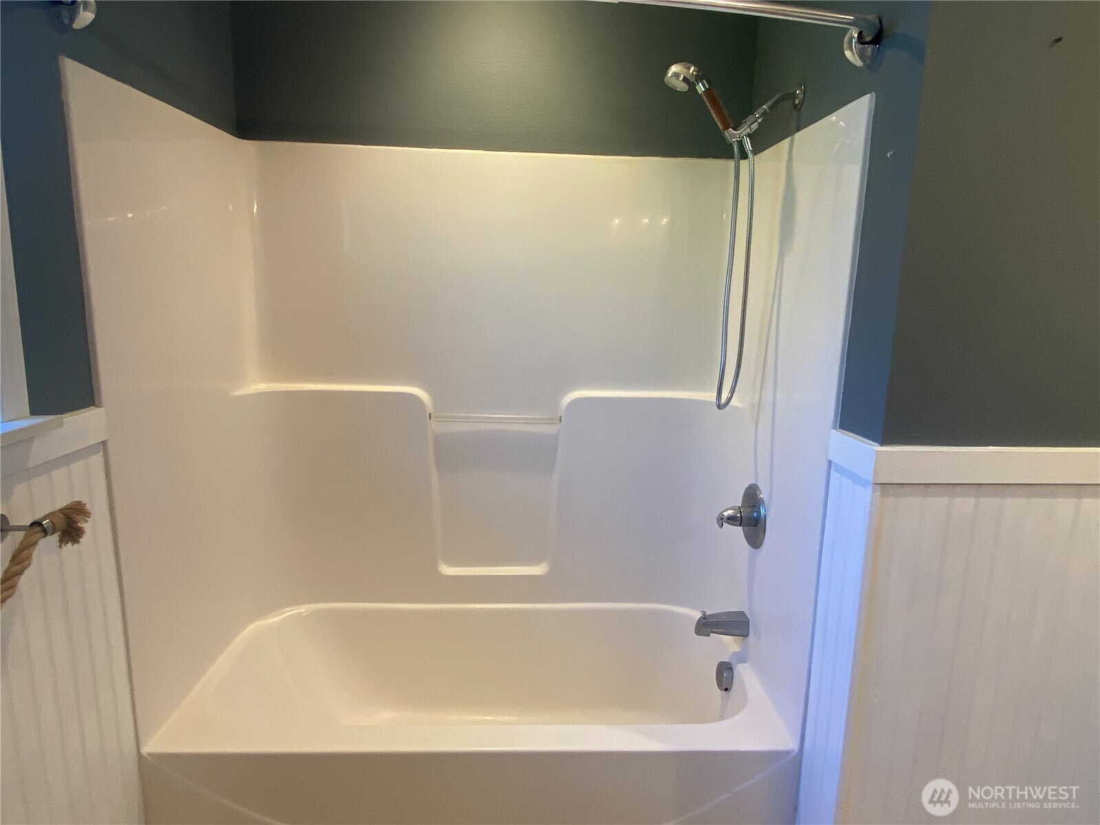 320 C Street South Bend, WA 98586 - Photo 16 of 25 a bathroom with a bathtub