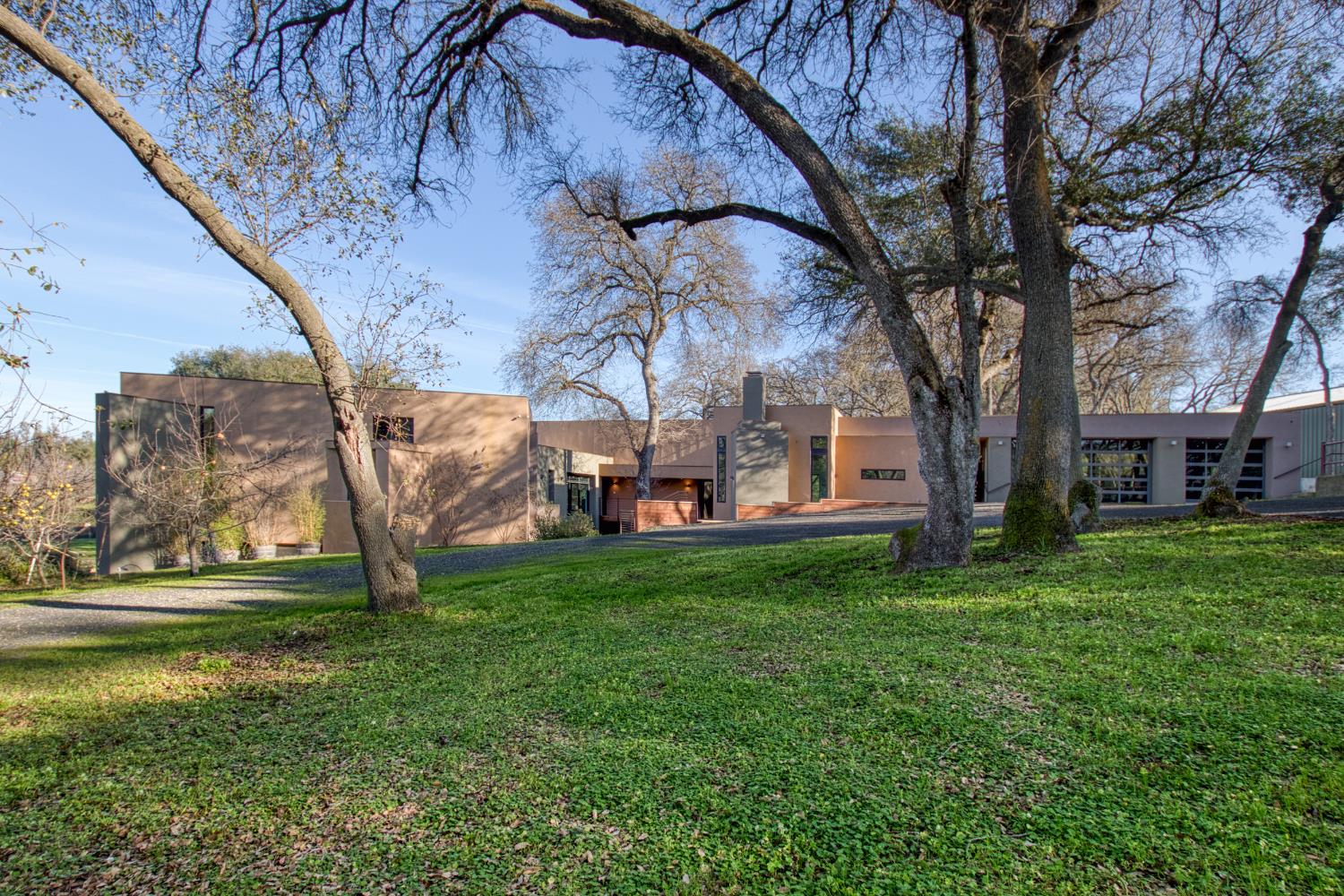 12100 Horseshoe Road Oakdale, CA 95361 - Photo 6 of 77 a backyard of a house with lots of green space