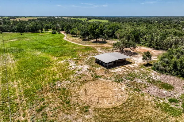 a view of a back yard