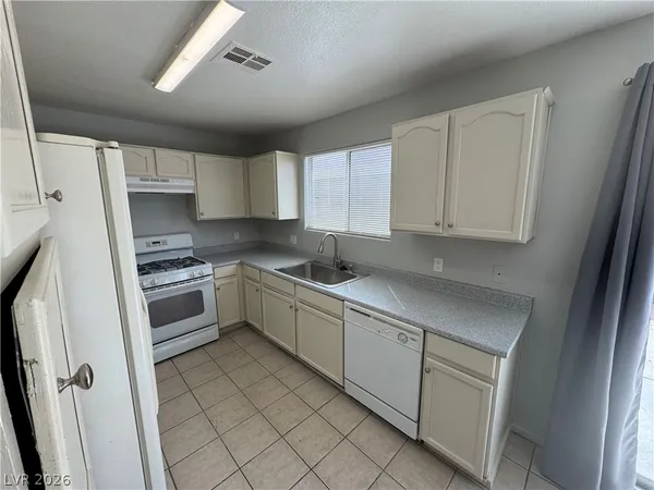 $2,120 | 5273 Panguitch Drive, Las Vegas, NV 89122