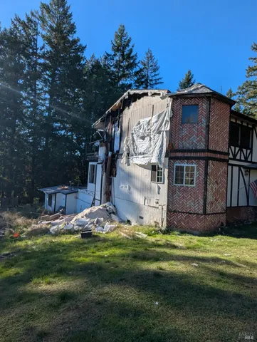 a view of a house with a yard