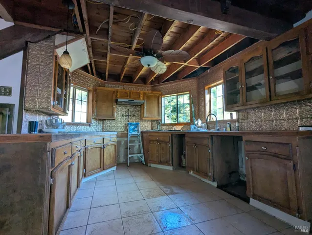 a view of entryway with furniture
