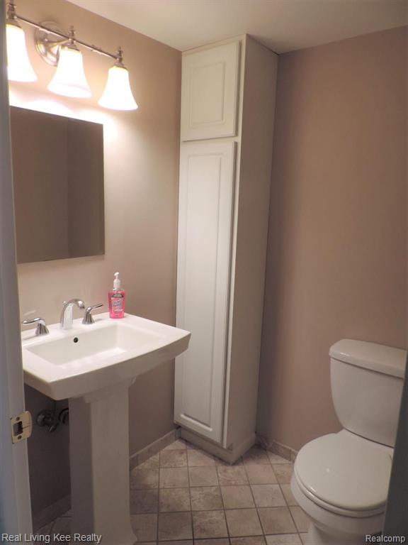 1422 Oakbrook Rochester Hills Rochester, MI 48307 - Photo 16 of 33