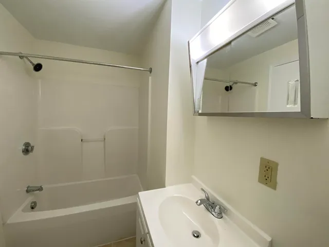 $1,852 | 53 Walker Street, Unit 2S, Manchester, NH 03102