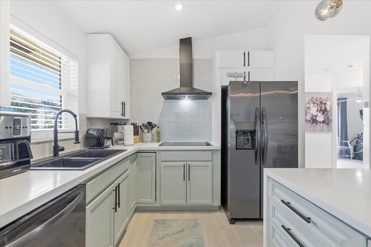 901 Southwest 111th Way Davie, FL 33324 - Photo 13 of 45 Kitchen