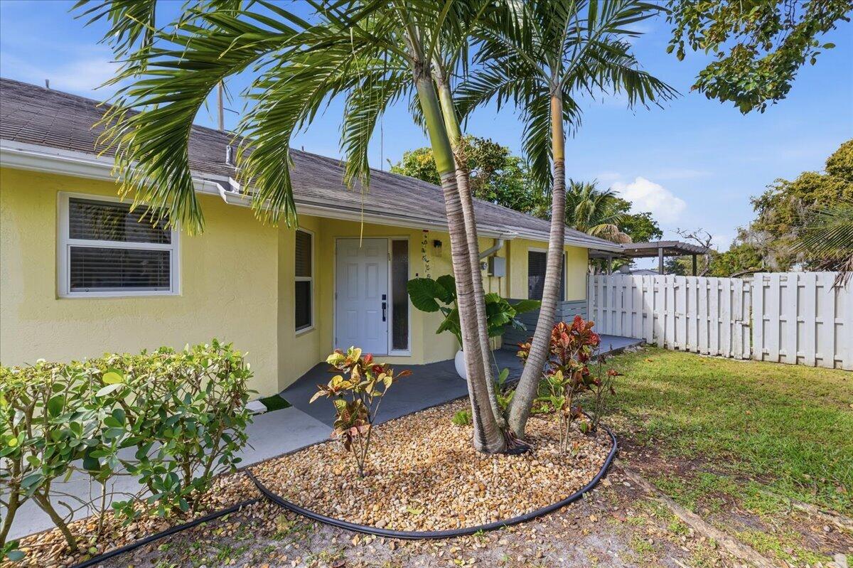 901 Southwest 111th Way Davie, FL 33324 - Photo 2 of 45 Front of the home
