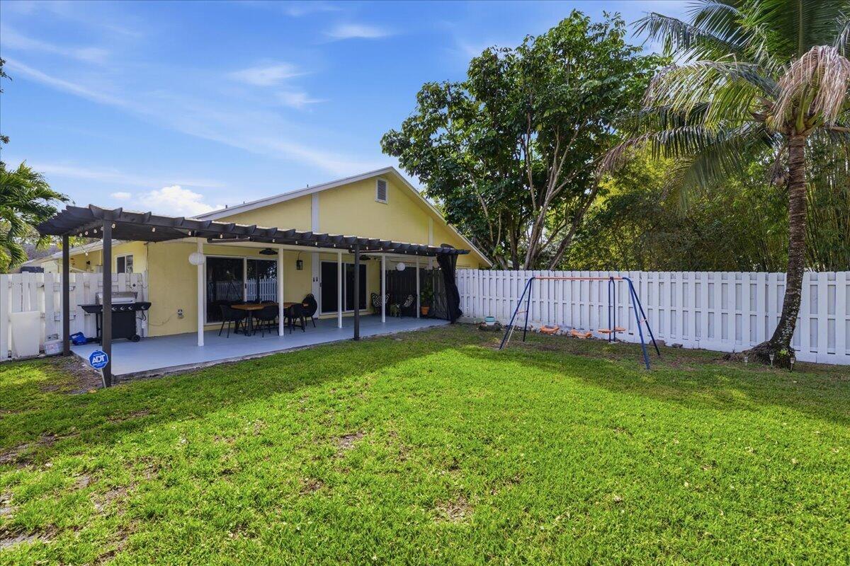 901 Southwest 111th Way Davie, FL 33324 - Photo 29 of 45 Backyard