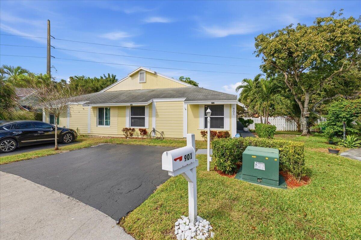 901 Southwest 111th Way Davie, FL 33324 - Photo 3 of 45 Front of the home