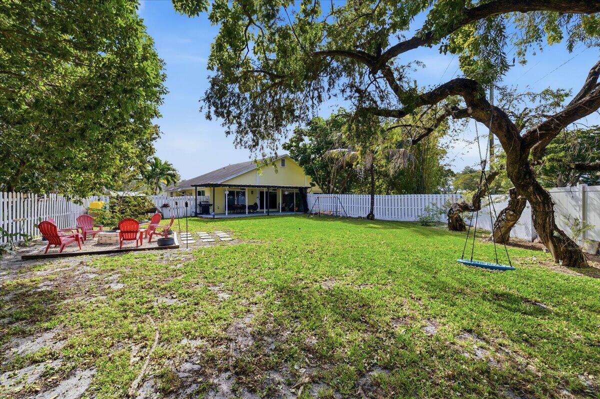 901 Southwest 111th Way Davie, FL 33324 - Photo 33 of 45 Backyard