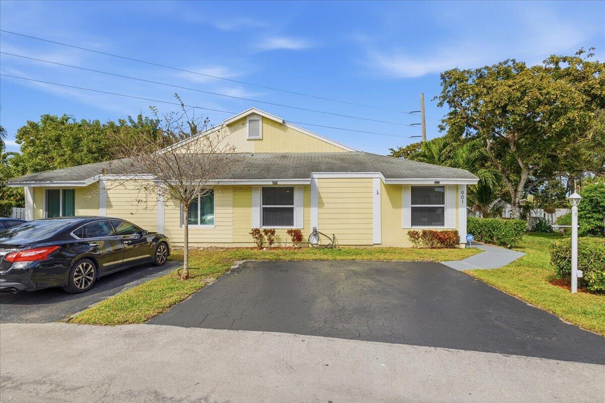901 Southwest 111th Way Davie, FL 33324 - Photo 4 of 45 Front of the home