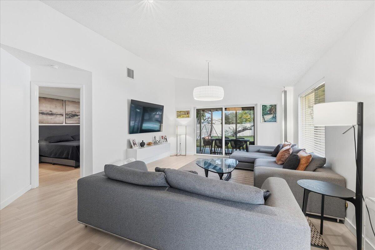 901 Southwest 111th Way Davie, FL 33324 - Photo 5 of 45 Living room