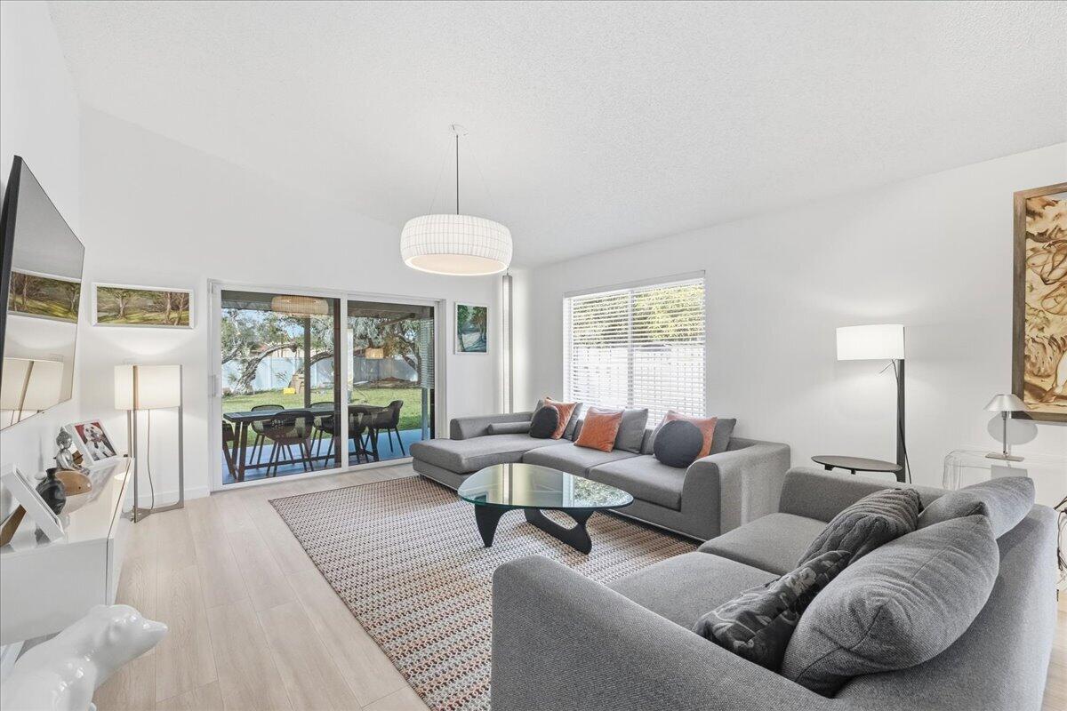 901 Southwest 111th Way Davie, FL 33324 - Photo 6 of 45 Living room